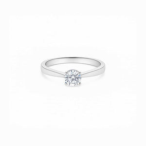 Elegant Silver Solitaire Ring with round brilliant diamond