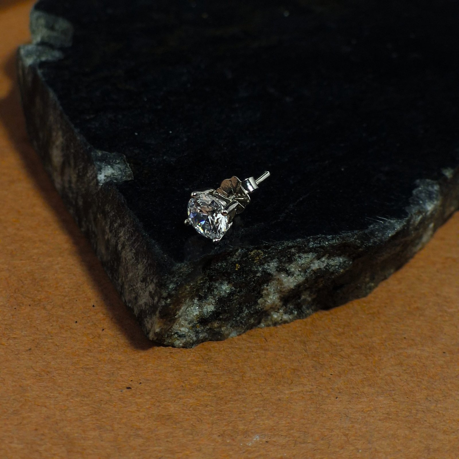 white Pearl stud